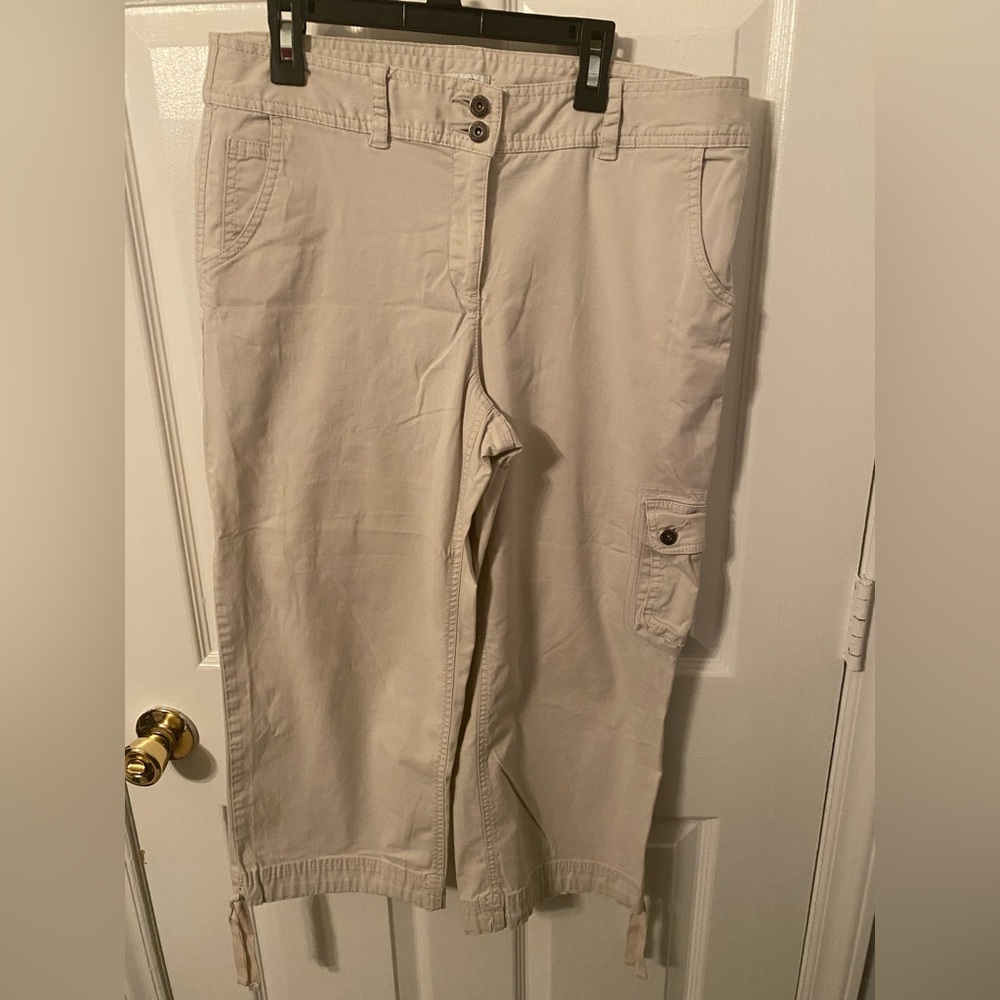 Liz Claiborne wide leg khaki capri. Size 10
